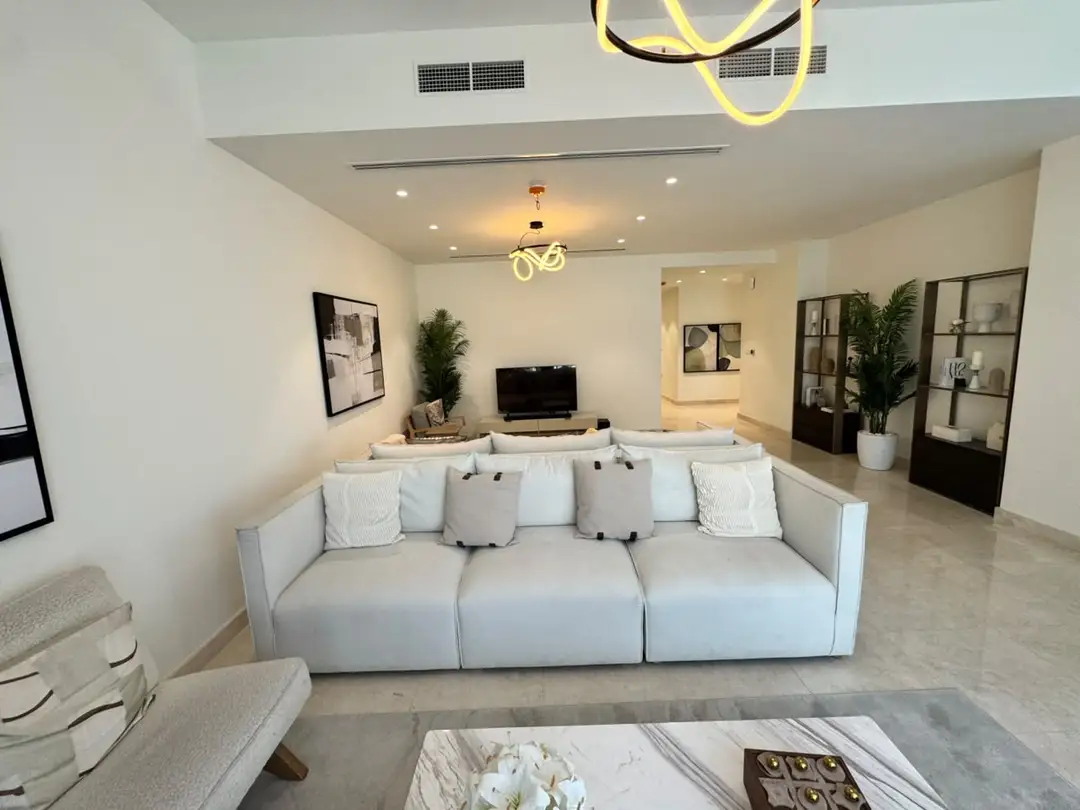 5-bedroom villa in South Bay, Residential District